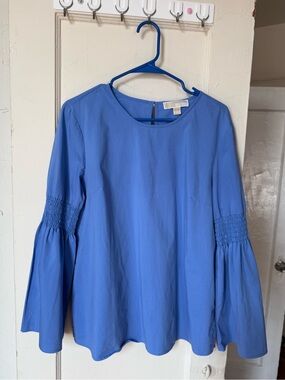 Michael Kors periwinkle bell sleeve blouse 💙